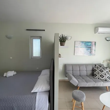 Aggeliki's Hideaway بيت للعطل